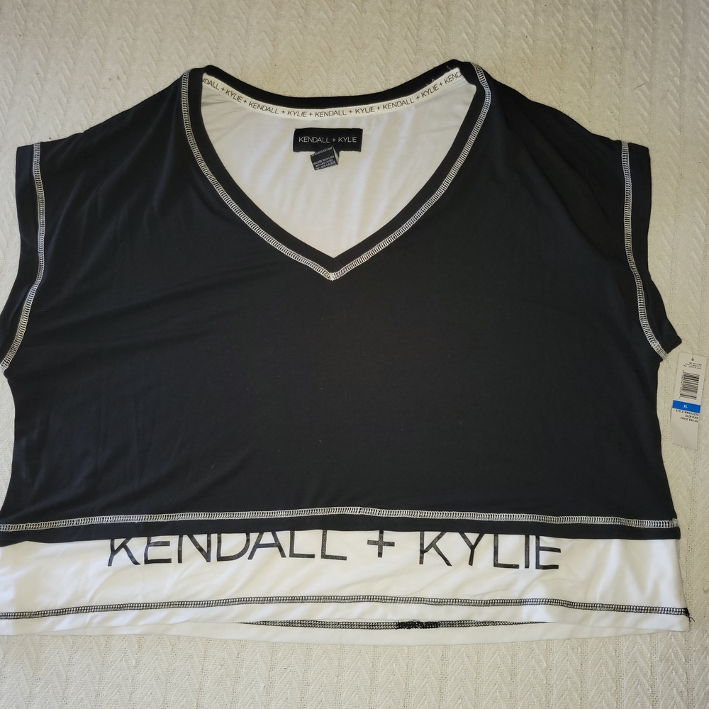 Kendall & Kylie Black and White V-Neck Jersey Top